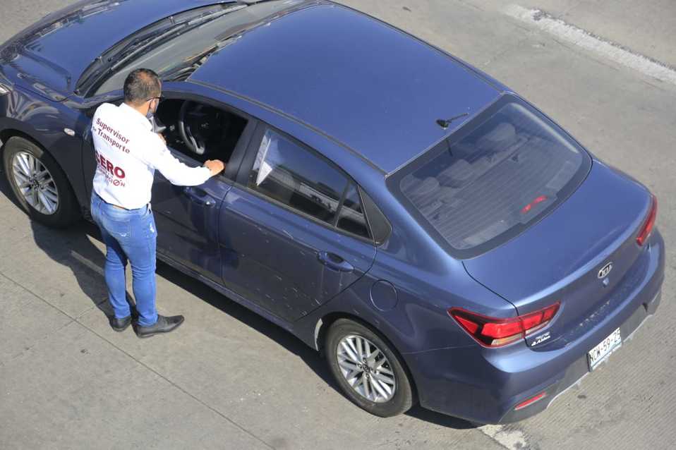 Con simples exhortos a conductores que no respetaron el programa, comienza Hoy No Circula en Puebla. (Andrés Lobato)