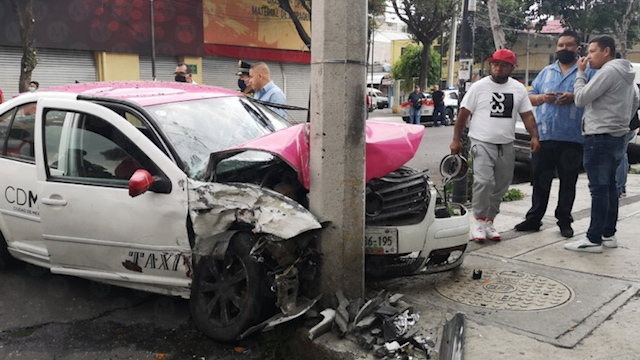 Taxi choca contra camioneta y un poste en la Obrera - Grupo Milenio
