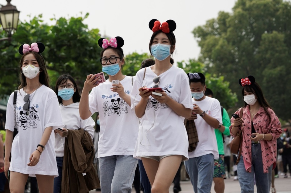 Visitantes asisten a reapertura de Disneyland Shanghái (Reuters)