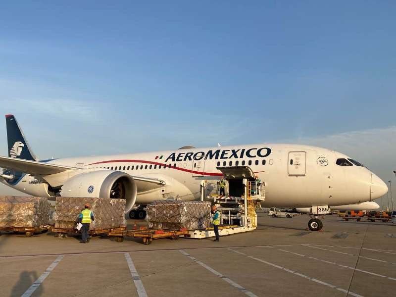 El avión de Aeroméxico en China antes de volar hacia México. (Twitter | @m_ebrard)