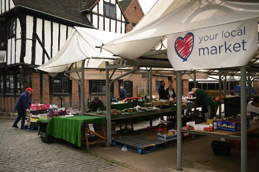 Un cliente compra vegetales en un mercado local de York, Reino Unido. (AFP)