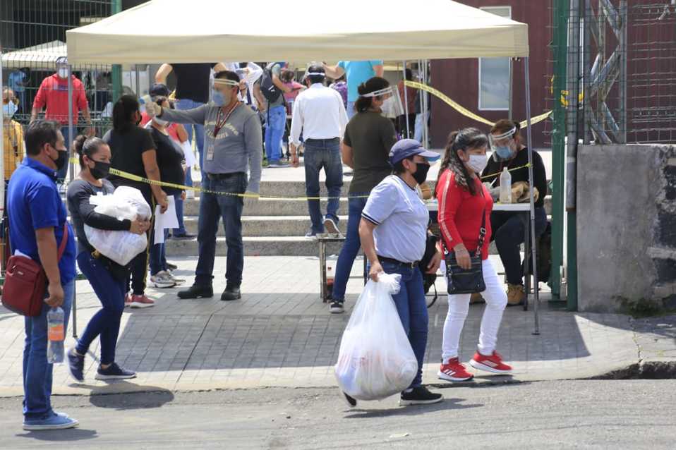 Tras esperar horas y permanecer varias horas formados, los tianguistas obtuvieron apoyo por parte de las autoridades. (Andrés Lobato)