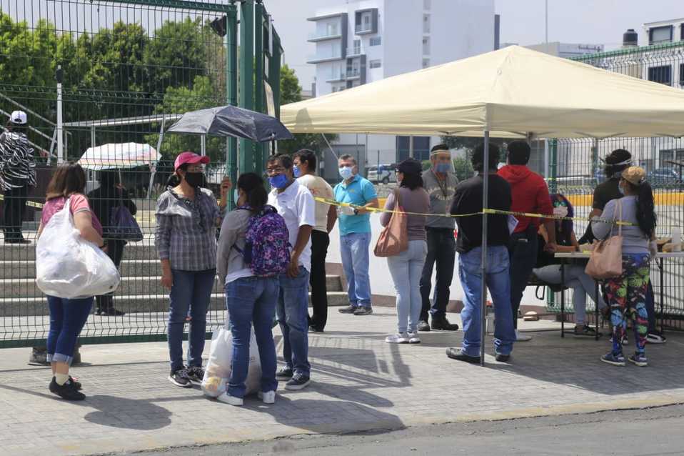 Tras esperar horas y permanecer varias horas formados, los tianguistas obtuvieron apoyo por parte de las autoridades. (Andrés Lobato)