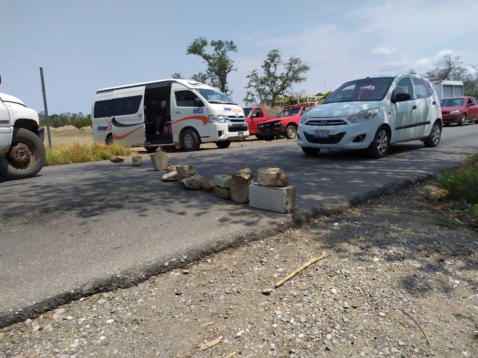 Inconformes cierran la carretera estatal Tehuacán-Coxcatlán. (Apolonia Amayo)