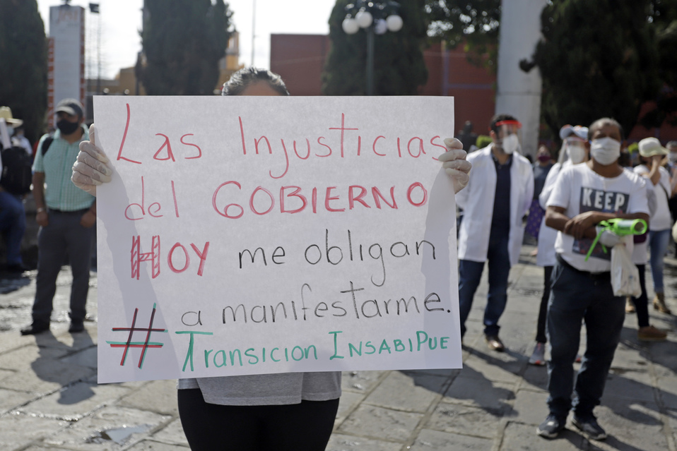 Personal de salud que pertenecía al Seguro Popular realiza manifestación frente a la Secretaría de Salud. (Agencia Enfoque)