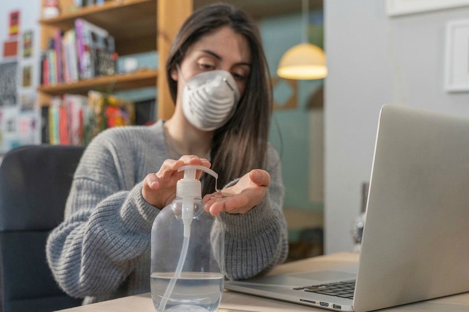 Es por eso que para prevenir la enfermedad debes desinfectar tus manos con regularidad (Shutterstock).