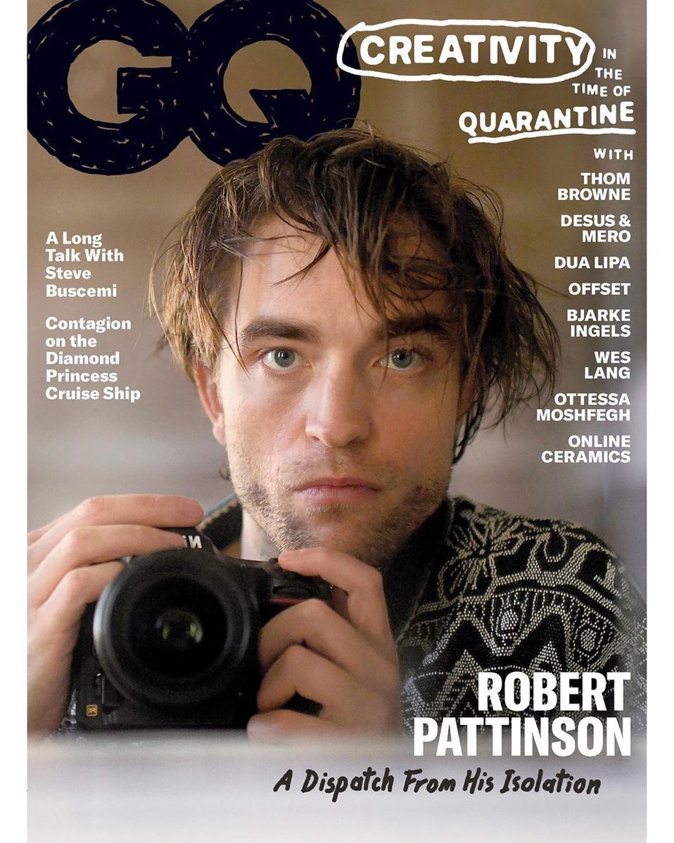 Robert Pattinson posando frente a un espejo para la portada de GQ (Instagram @gq).
