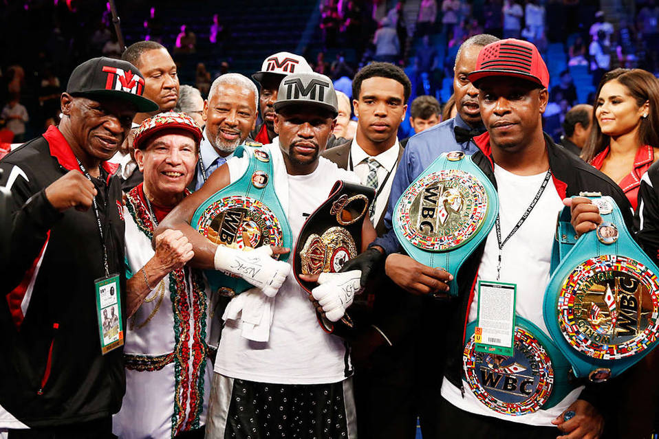 Roger Mayweather, Rafael Garcia, Floyd Mayweather Jr y Blake DeJuan  (AFP)