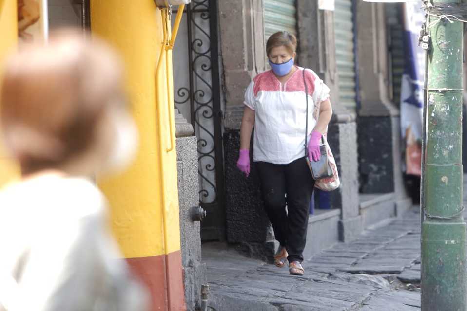 Algunos visitantes recurren también al uso de guantes como medida de protección aunada al cubrebocas. (Ariana Pérez)