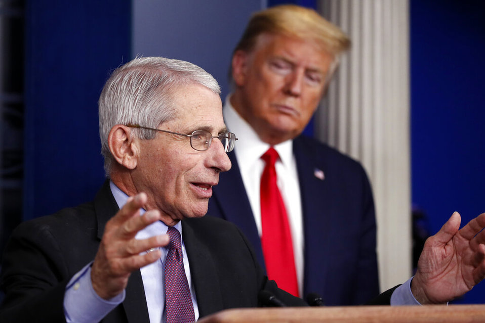 Anthony Fauci en conferencia de prensa junto a Donald Trump en la Casa Blanca hace una semana. (AP)