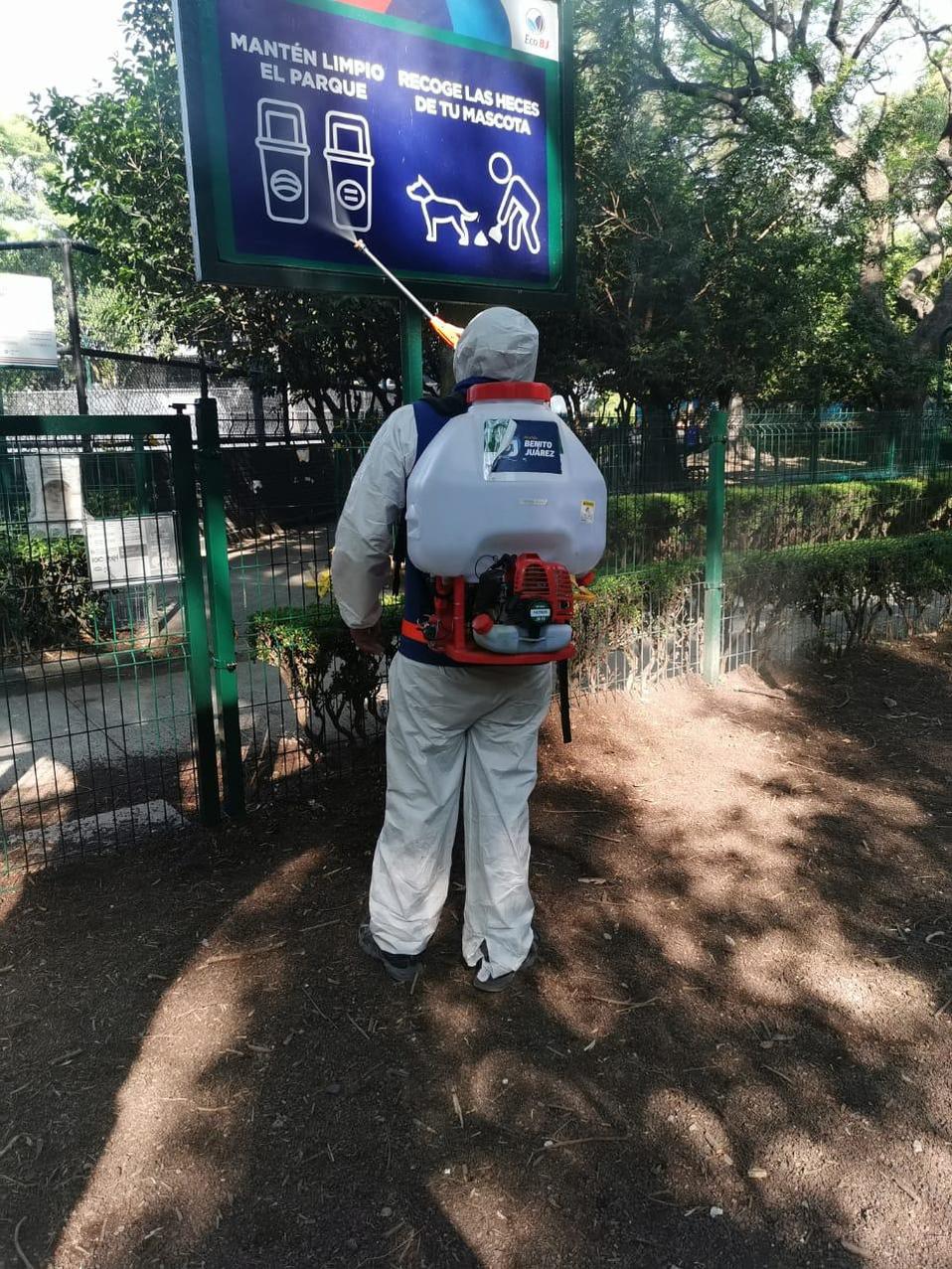 Personal de la alcaldía limpió roció el líquido desinfectante en pasillos, barandales, paredes, pisos y estacionamientos.