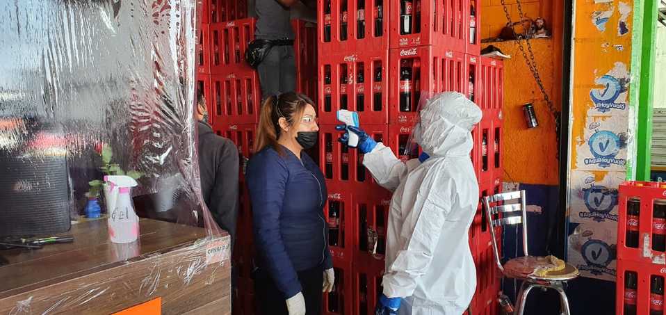 Protección Civil realiza toma de temperatura a comerciantes de la Central de Abasto para descartar casos de covid-19. (Especial)