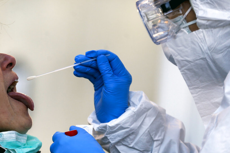 Las pruebas rápidas que aprobó Donald Trump generan hasta la mitad de falsos positivos de coronavirus. (AP)