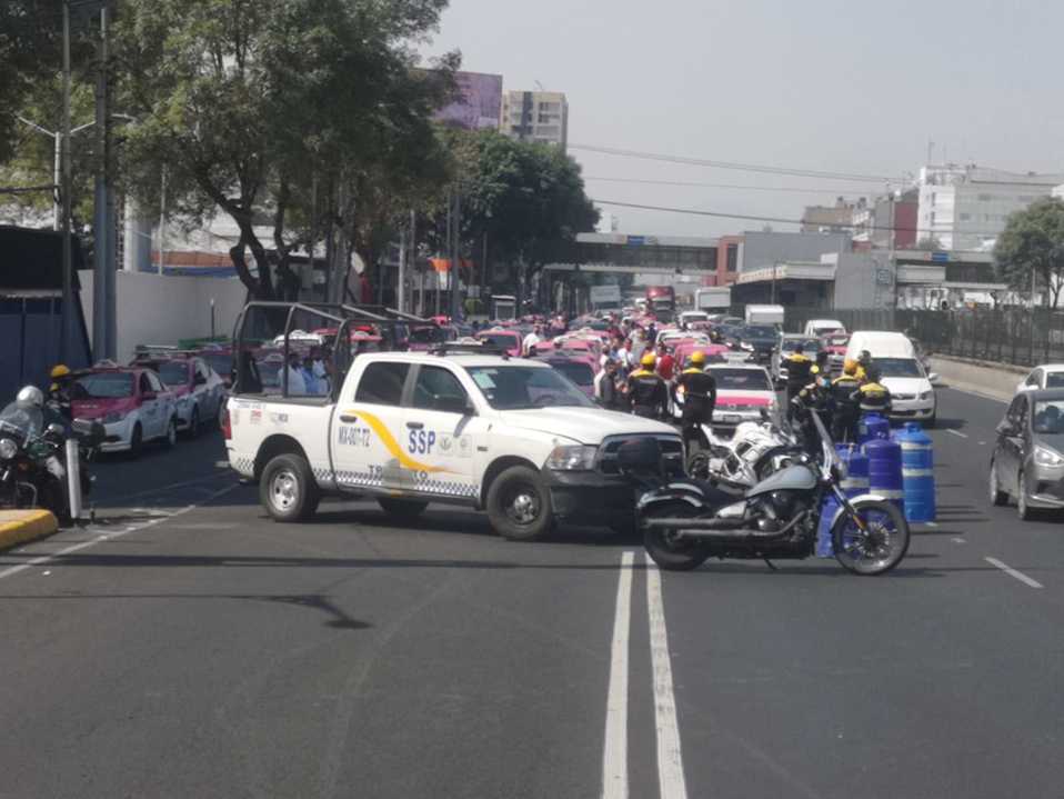 Taxistas de CdMx bloquean Calzada de Tlalpan. | César Velázquez