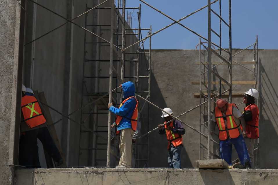 Trabajadores de la industria de la construcción en una obra.(Andrés Lobato)