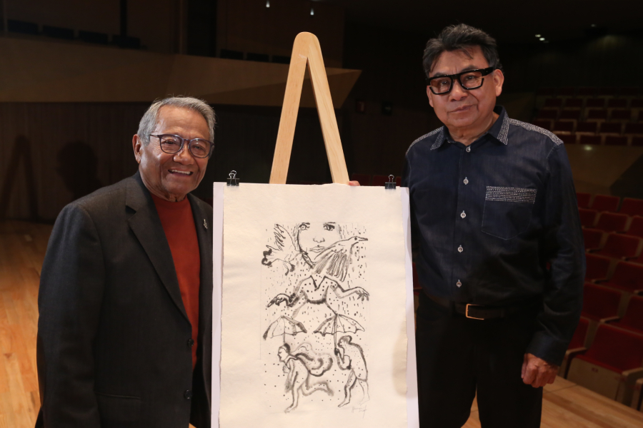 Armando Manzanero y Sergio Hernández sonríen junto a la obra inspirada en 'Esta tarde vi llover'. (Foto: Octavio Hoyos | MILENIO)