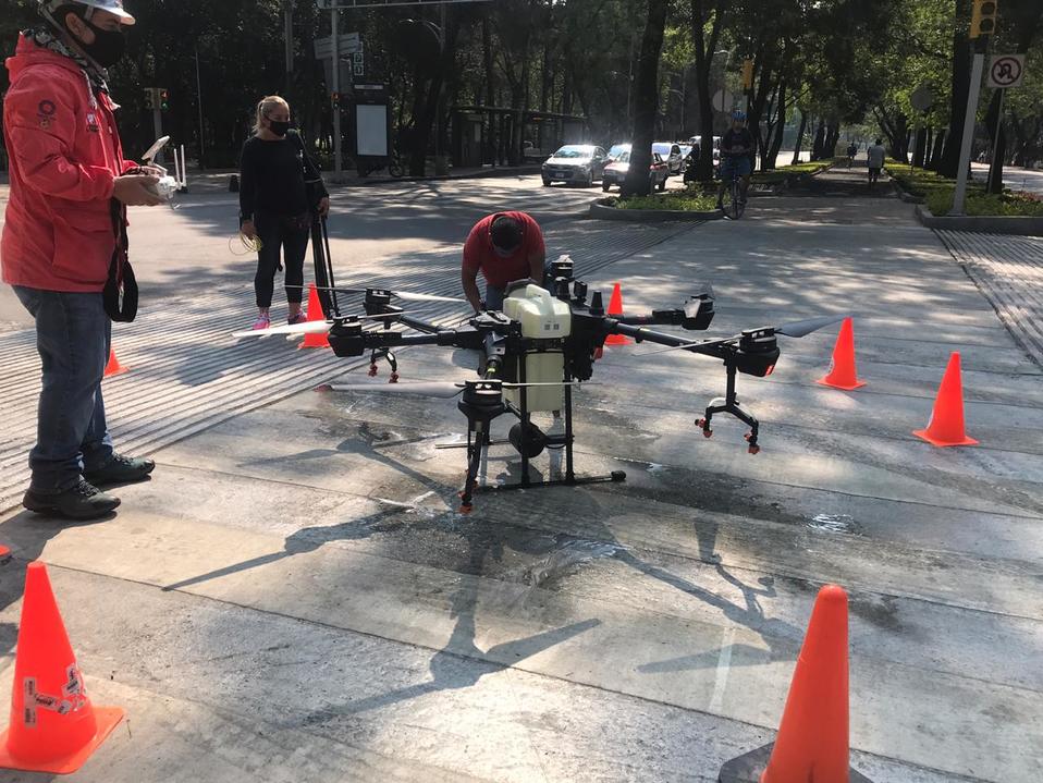 Dron para desinfectar la alcaldía Miguel Hidalgo. (Cinthya Sttetin)