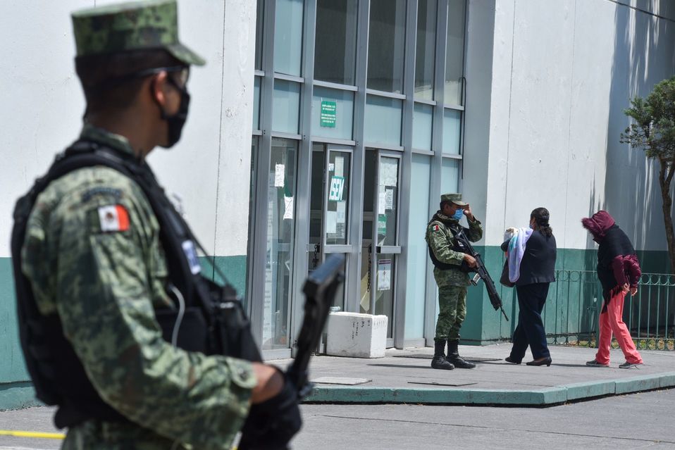 Elementos de la Guardia Nacional vigilan algunos hospitales del Estado de México. (Cuartoscuro)