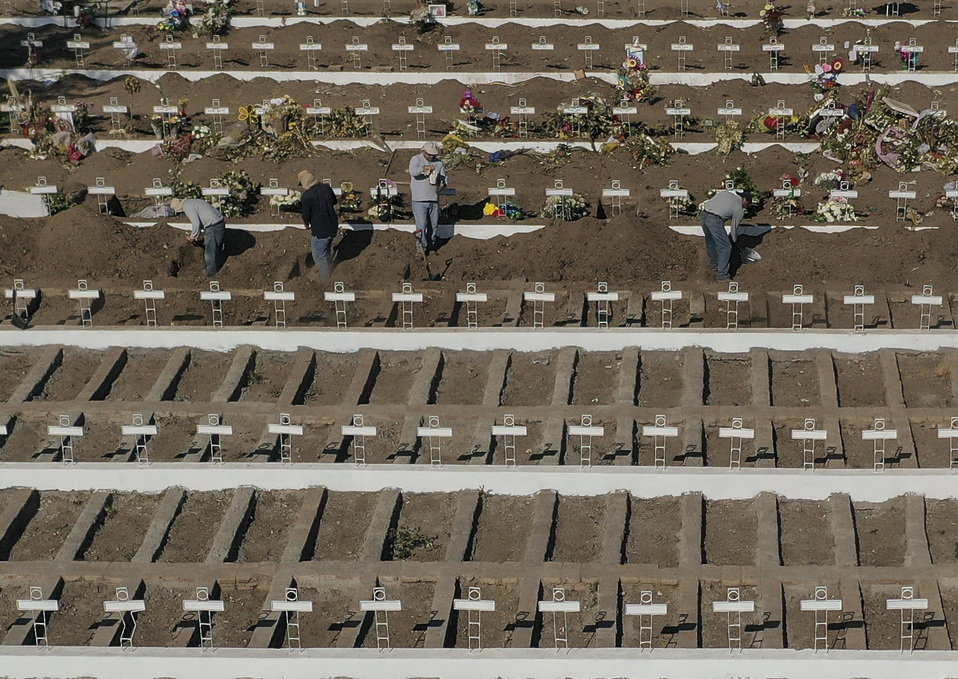 En Chile se han habilitado cerca de mil sepulturas. (AFP)