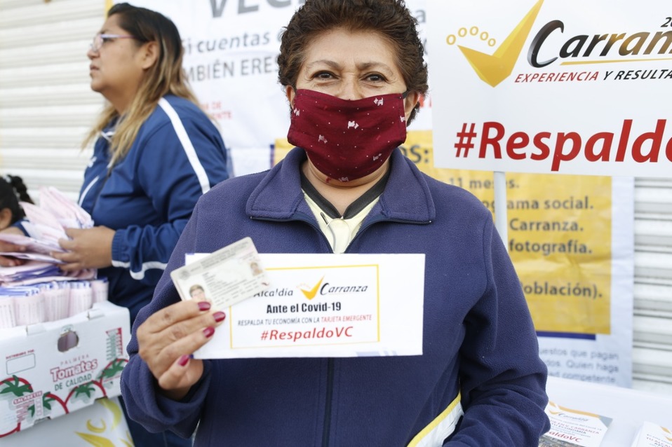 Entregan apoyos económicos en alcaldía Venustiano Carranza.