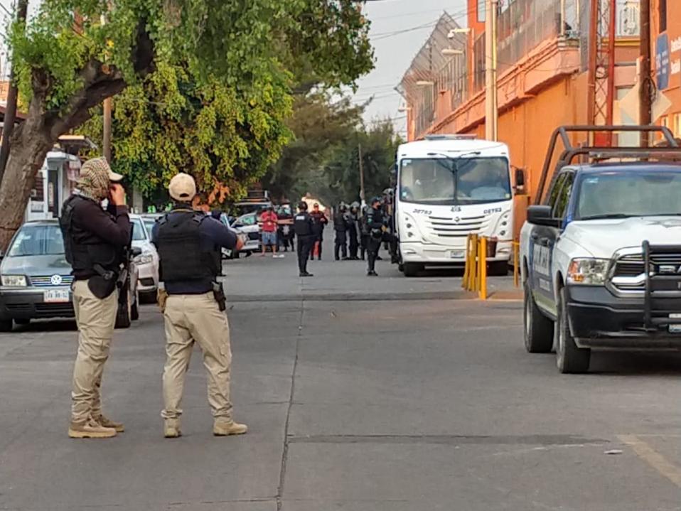 Familiares de internos acuden a cereso de Celaya tras reporte de riña