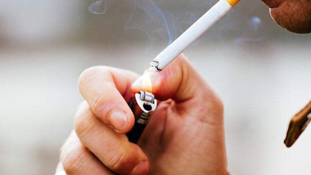 "Fumar puede agravar el daño por covid-19", advertirán en cajetillas de cigarros