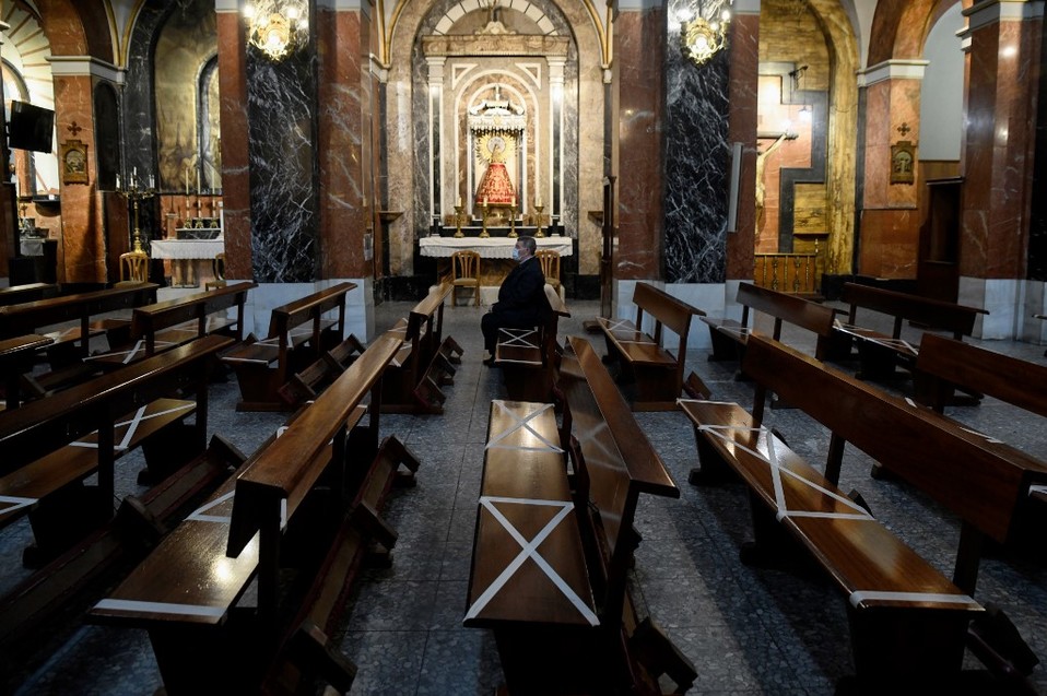 Madrid. Las bancas de la Iglesia de Nuestra Señora de Covadonga están marcadas para que se mantenga una distancia social. (AFP)