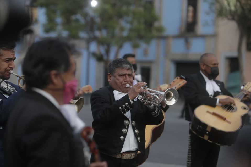 Mariachis tocaron sus instrumentos en forma de protesta para pedir apoyos económicos. (Ariana Pérez)