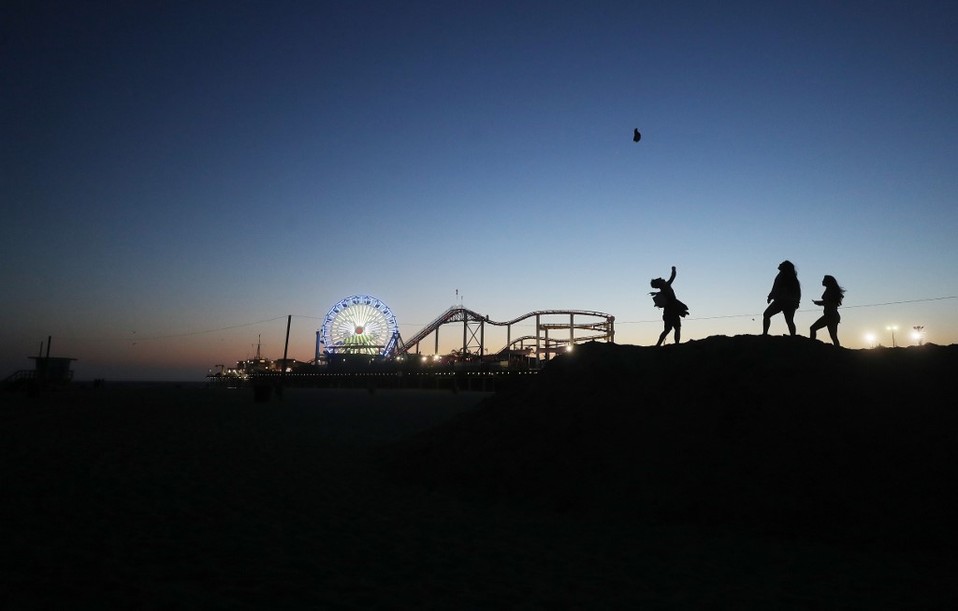 Los californianos aprovecharon la reapertura de playas desde el amanecer. (AFP)