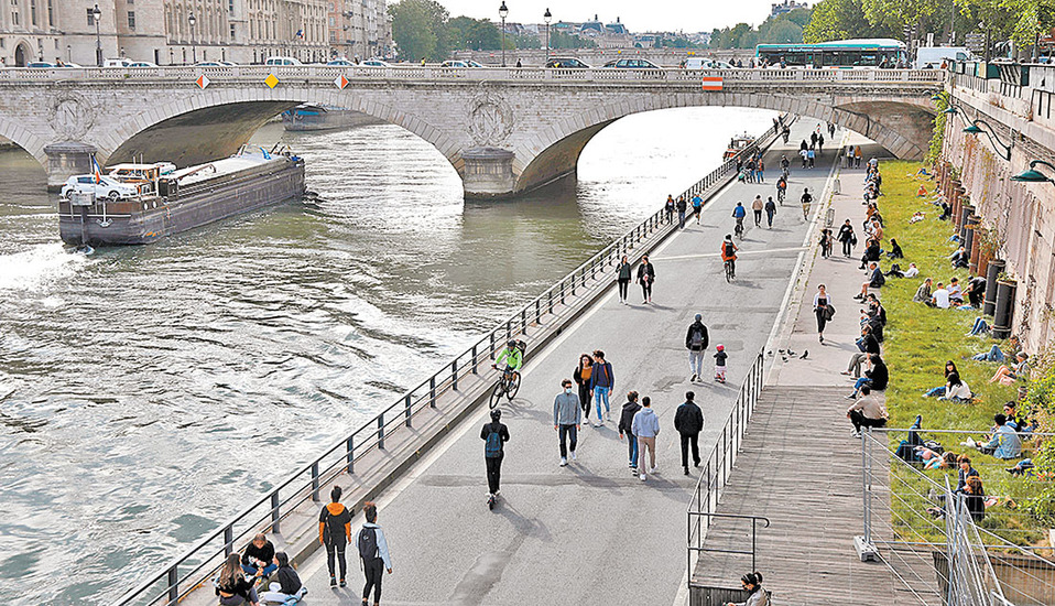Poco a poco los parisinos vuelven a las orillas del río Sena. (Reuters)
