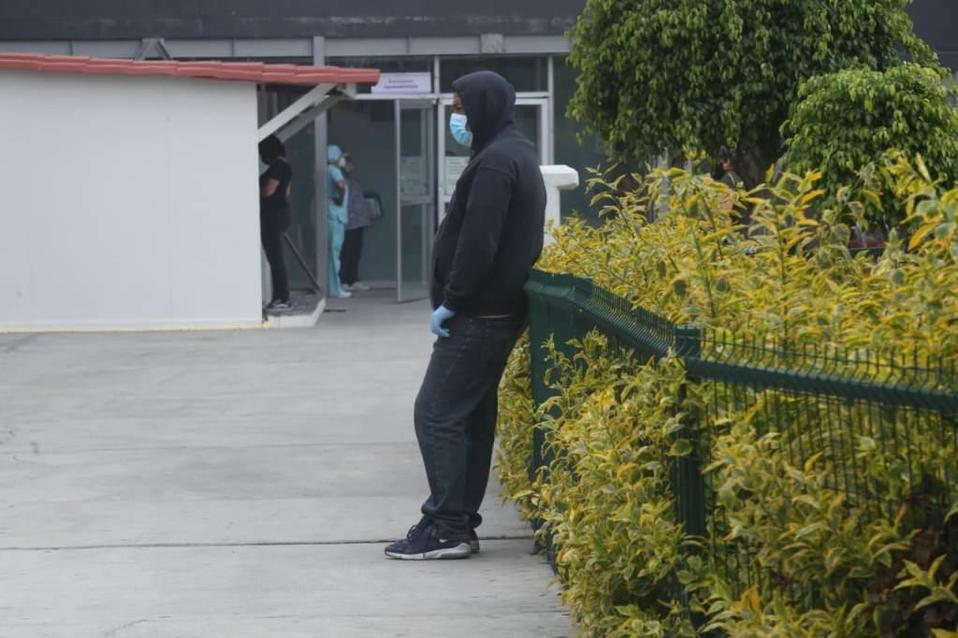 Una persona recargada en las rejas del hospital regional Ignacio Zaragoza. (Juan Carlos Bautista)