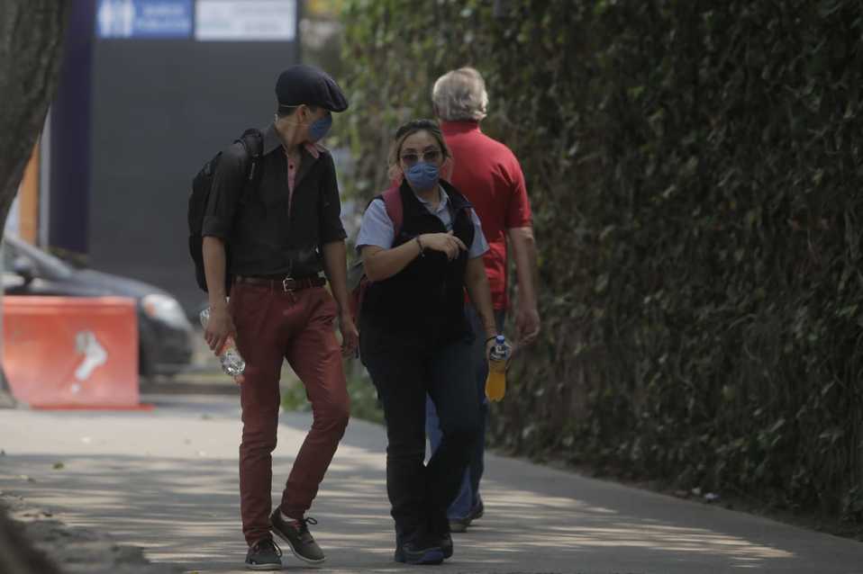 Personas con tapabocas en la calle durante cuarentena por coronavirus. (Ariana Pérez)