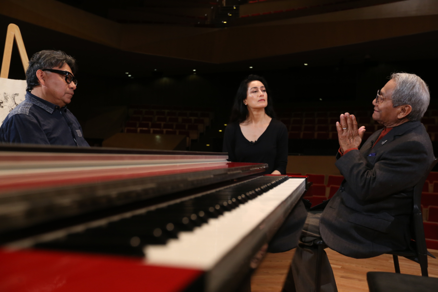 Sergio Hernández y Armando Manzanero, en conversación con Avelina Lésper. (Foto: Octavio Hoyos | MILENIO)