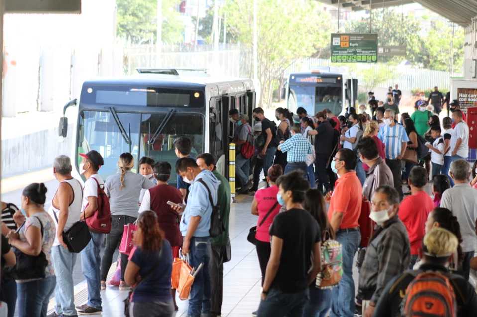 Usuarios del transporte público de León acceden al uso de cubrebocas. Foto: Dany Béjar.