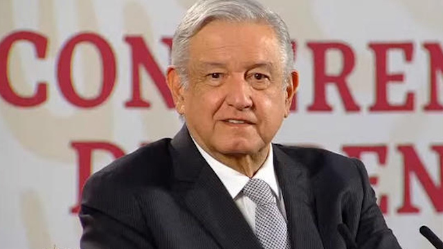 AMLO felicita a los maestros, los llama "el alma de México"