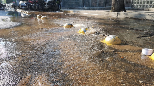 Bomberos de CdMx atienden fuga de agua en Azcapotzalco