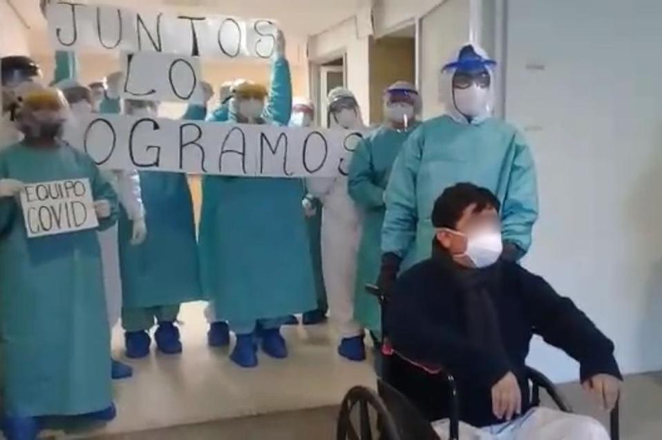 Daniel “N” abandonó el hospital en silla de ruedas y a la salida agradeció a todos los que intervinieron en su recuperación. (Especial)