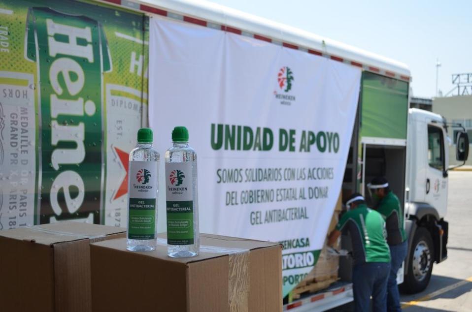 Empresa cervecera dona botellas ¡pero de gel! a Guanajuato. Especial