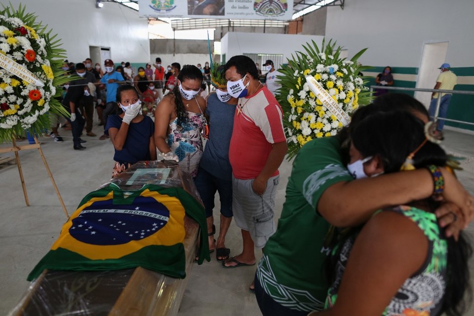 Los fallecidos por coronavirus en Brasil ya figura entre los más altos del mundo. (AFP)