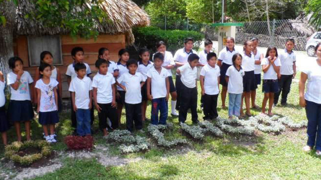 Maestra entrega libros en zona rural de Tamaulipas
