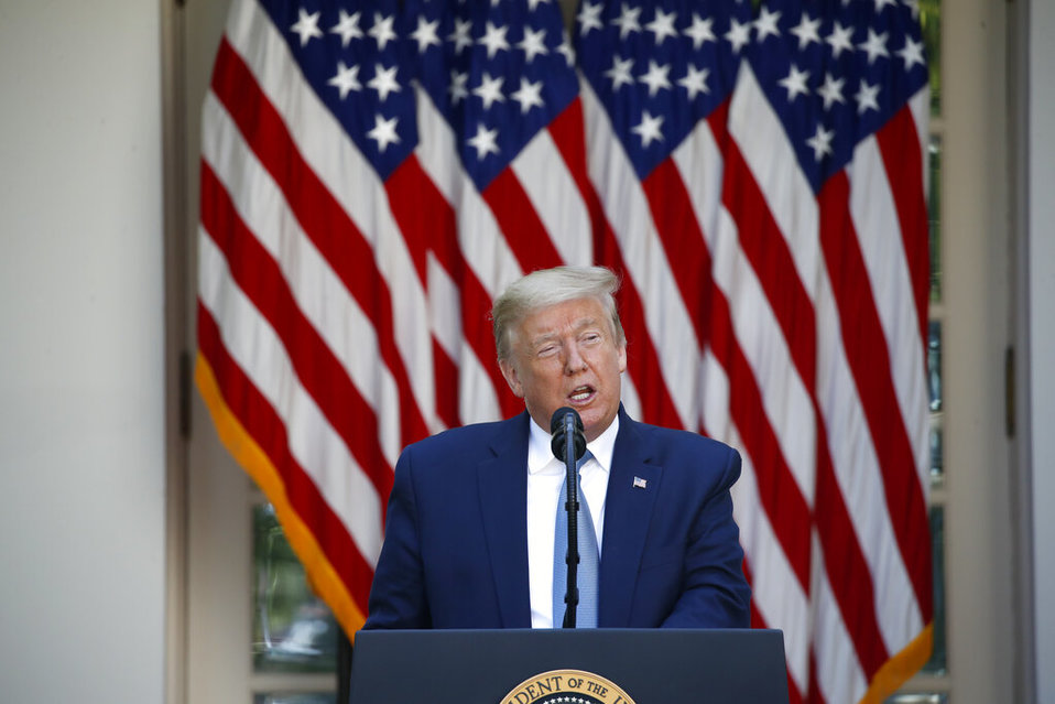 El presidente de Estados Unidos asegura que se realizan pruebas a todos los miembros de la Casa Balcna a diario. (AP)