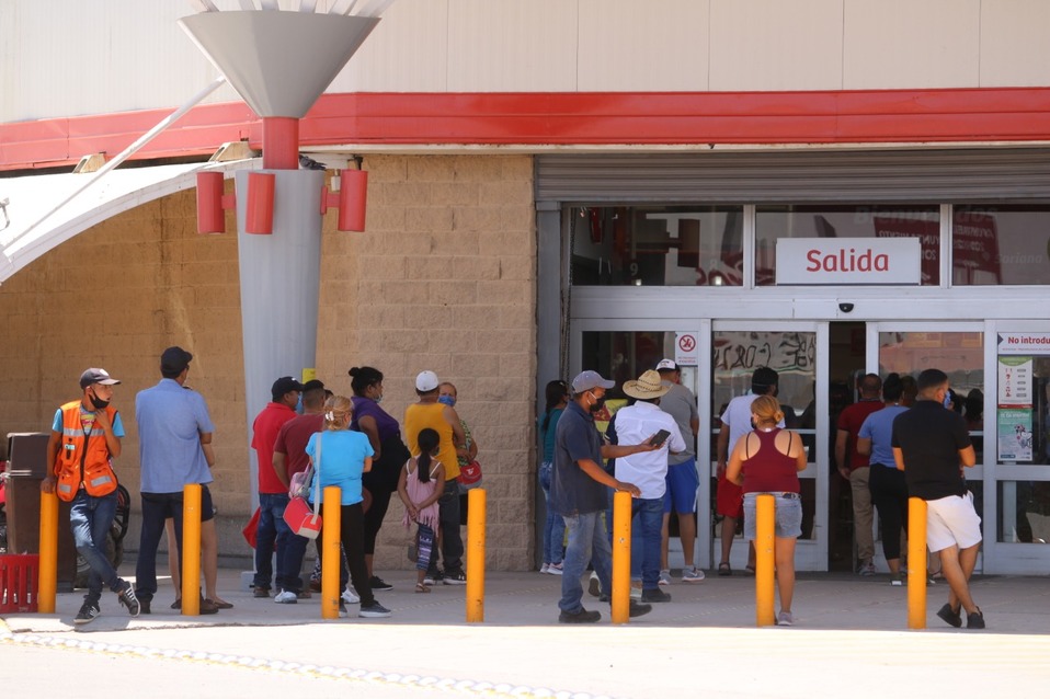 Los clientes mostraron nulas prácticas de distancia entre ellos. (Especial)