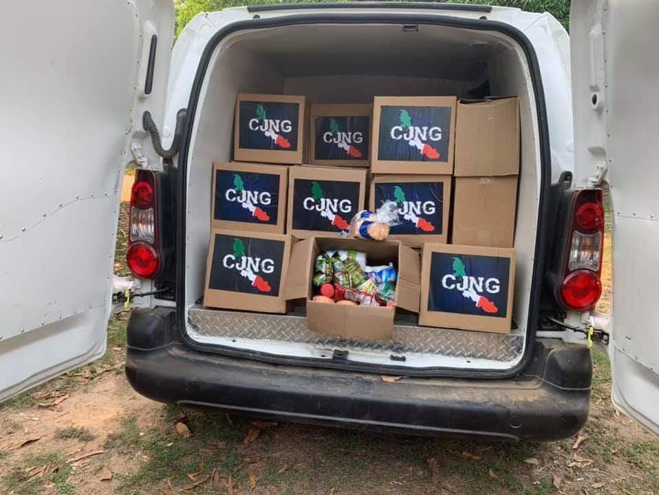 Fue asegurada una camioneta con varias cajas dentro. (Isabel Zamudio)