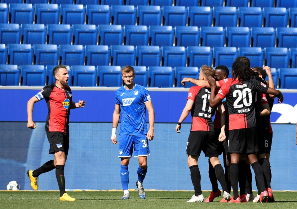 Jugadores del Hertha Berlín se abrazan durante el festejo de gol (Reuters)