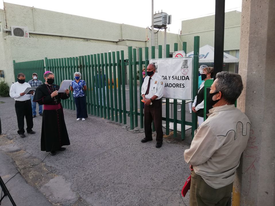 El obispo Luis Martín Barraza Beltrán, desde hace dos semanas se hace presente a las afueras de los hospitales. (Luis López)