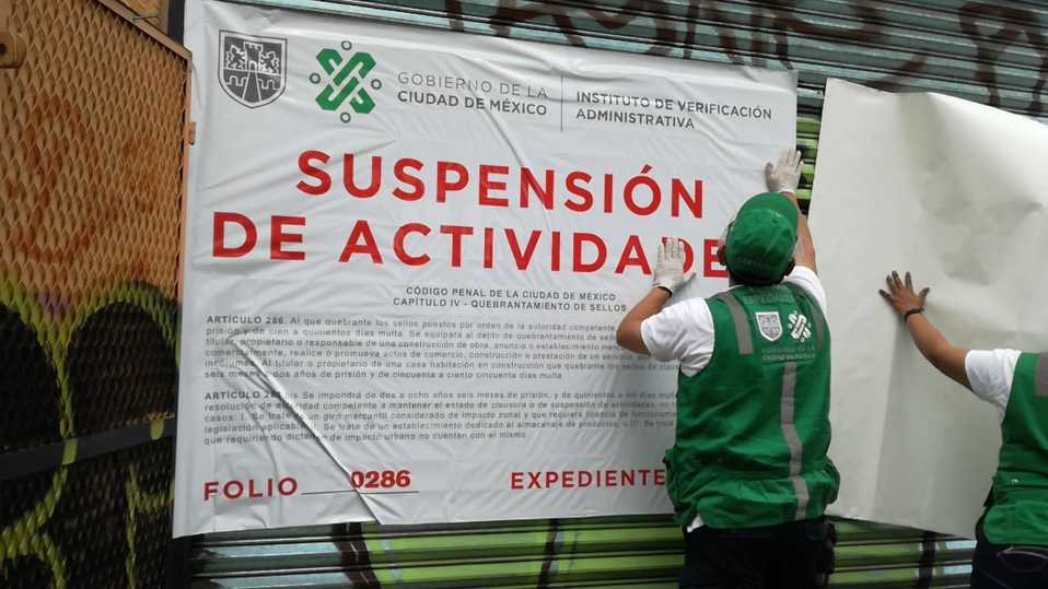 Personal del Invea coloca sellos de suspensión de actividades. (Leonardo Lugo)