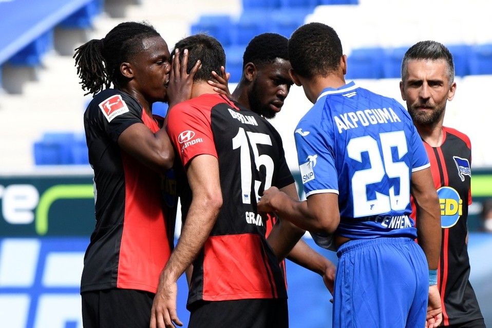 No habrá sanción de las Bundesliga a jugador tras beso en festejo (Reuters)