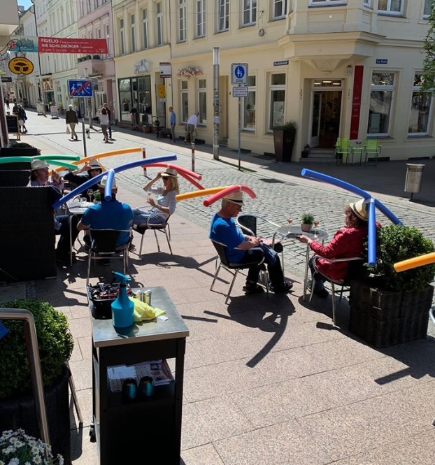 Cafetería crea método para cumplir con la sana distancia.(Facebook Cafe & Konditorei Rothe)