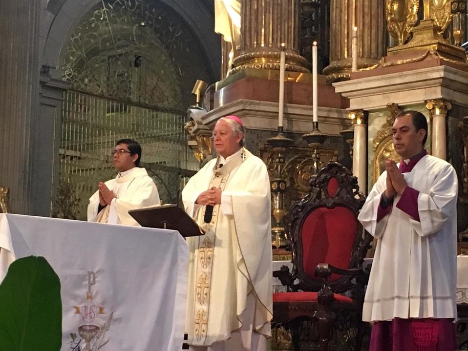 En la misa dominical, el arzobispo de Puebla dio a conocer el mensaje enviado por el Papa Francisco a la comunidad poblana. (Jaime Zambrano)