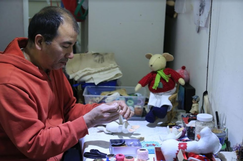 Pepe puntadas, con sus manos, borda desde réplicas de personajes famosos hasta creaciones propias. (Andrés Lobato)